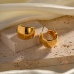 نمای نزدیک گوشواره حلقه‌ای آبکاری طلای ۱۸ عیار برند J&D کد JDE2302107