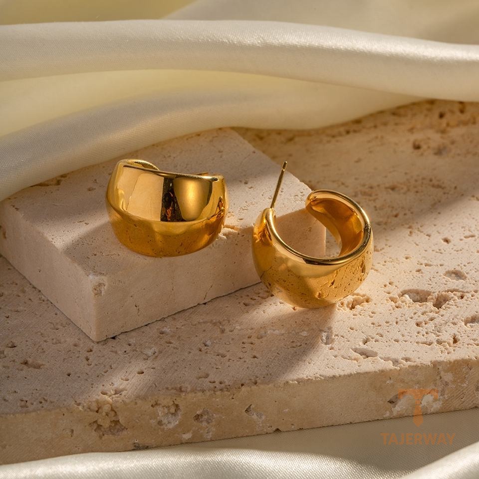 نمای نزدیک گوشواره حلقهای آبکاری طلای ۱۸ عیار برند J&D کد JDE2302107