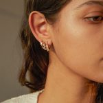 نمای نزدیک گوشواره هاگی آبکاری طلای ۱۸ عیار نگین‌دار برند J&D کد JDE2312008