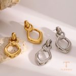 نمای نزدیک گوشواره آویز آبکاری طلای ۱۸ عیار PVD نگین‌دار برند J&D کد JDE2408012