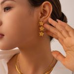 نمای نزدیک گوشواره آویز آبکاری طلای ۱۸ عیار نگین‌دار برند J&D کد JDEW2307013