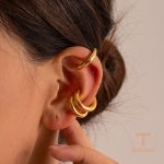 نمای نزدیک گوشواره ایرکاف آبکاری طلای ۱۸ عیار بدون نگین برند J&D کد JDEW2308013