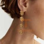 نمای نزدیک گوشواره آبکاری طلای ۱۸ عیار PVD نگین‌دار برند J&D کد JDEW2403103