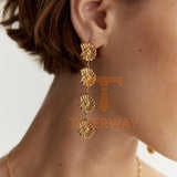 نمای نزدیک گوشواره آبکاری طلای ۱۸ عیار PVD نگیندار برند J&D کد JDEW2403103