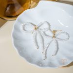 تصویر محصول گوشواره طرح پاپیون آبکاری طلای ۱۸ عیار نگین‌دار برند J&D کد JDEW2404025