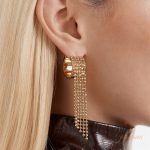 نمای نزدیک گوشواره ریسه‌ای آبکاری طلای ۱۸ عیار نگین‌دار برند J&D کد JDEW2410010