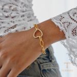 نمای نزدیک دستبند آبکاری طلای ۱۸ عیار نگین‌دار برند J&D کد JDB0107004