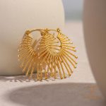 نمای نزدیک گوشواره هاگی آبکاری طلای ۱۸ عیار نگین‌دار برند J&D کد JDE2403059