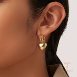 نمای نزدیک گوشواره حلقه‌ای آبکاری طلای ۱۸ عیار PVD برند J&D کد JDE2404044