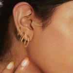 نمای نزدیک گوشواره هاگی آبکاری طلای ۱۸ عیار نگین‌دار برند J&D کد JDS2312004-SET