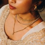 نمای نزدیک گردنبند آبکاری طلای ۱۸ عیار برند J&D