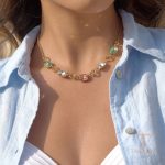 نمای نزدیک گردنبند آبکاری طلای ۲۴ عیار نگین‌دار برند J&D