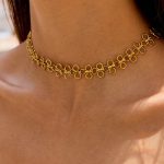نمای نزدیک گردنبند آبکاری طلای ۱۸ عیار برند J&D