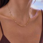 نمای نزدیک گردنبند آبکاری طلای ۲۴ عیار نگین‌دار برند J&D
