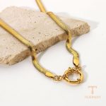 نمای نزدیک گردنبند آبکاری طلای ۱۸ عیار نگین‌دار برند J&D