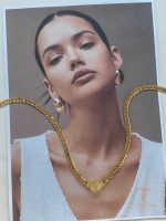 نمای نزدیک گردنبند آبکاری طلای ۱۸ عیار نگین‌دار برند J&D