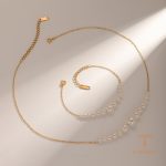 نمای نزدیک گردنبند آبکاری طلای ۲۴ عیار نگین‌دار برند J&D
