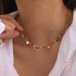 نمای نزدیک گردنبند آبکاری طلای ۱۸ عیار نگین‌دار برند J&D