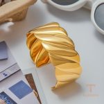 نمای نزدیک دستبند کاف | دستبند زنجیری و مهره‌ای | دستبند چندتایی آبکاری طلای ۱۸ عیار نگین‌دار برند J&D کد JDB0104017