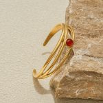 زاویه دیگر دستبند استیل ضدزنگ آبکاری طلای ۱۸ عیار برند J&D کد JDB0104027