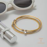 نمای نزدیک النگو آبکاری دو رنگ نگین‌دار برند J&D کد JDB0104034