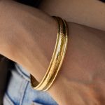 نمای نزدیک النگو آبکاری طلای ۱۸ عیار بدون نگین برند J&D کد JDB0107001