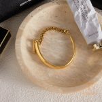 زاویه دیگر دستبند استیل ضدزنگ آبکاری طلای ۱۸ عیار برند J&D کد JDB0107003