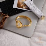 نمای نزدیک النگو آبکاری طلای ۱۸ عیار نگین‌دار برند J&D کد JDB0109002
