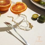 نمای نزدیک دستبند زنجیری و مهره‌ای | دستبند چندتایی آبکاری طلای ۱۸ عیار نگین‌دار برند J&D کد JDB0202012