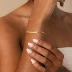 نمای نزدیک دستبند آبکاری طلای ۱۸ عیار نگین‌دار برند J&D کد JDB0212005
