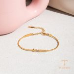 نمای نزدیک دستبند آبکاری طلای ۱۸ عیار نگین‌دار برند J&D کد JDB0306001