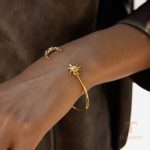 نمای نزدیک دستبند کاف آبکاری طلای ۱۸ عیار برند J&D کد JDB0306050