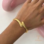 نمای نزدیک دستبند کاف آبکاری طلای ۱۸ عیار برند J&D کد JDB0307010