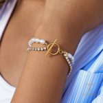 نمای نزدیک دستبند آبکاری طلای ۱۸ عیار نگین‌دار برند J&D کد JDB0307023