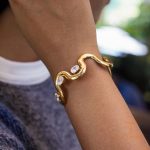 نمای نزدیک دستبند کاف آبکاری طلای ۱۸ عیار نگین‌دار برند J&D کد JDB0307048