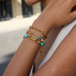 نمای نزدیک دستبند آبکاری طلای ۱۸ عیار نگین‌دار برند J&D کد JDB201075-BL