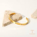 نمای نزدیک النگو آبکاری طلای ۱۸ عیار نگین‌دار برند J&D کد JDB201196