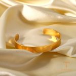 نمای نزدیک النگو آبکاری طلای ۱۸ عیار نگین‌دار برند J&D کد JDB201197