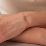 نمای نزدیک دستبند آبکاری طلای ۱۸ عیار نگین‌دار برند J&D کد JDB2012615