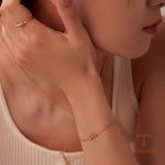 زاویه دیگر دستبند استیل ضدزنگ آبکاری طلای ۱۸ عیار برند J&D کد JDB2012615