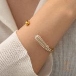 نمای نزدیک دستبند کاف آبکاری طلای ۱۸ عیار نگین‌دار برند J&D کد JDB201489-PR