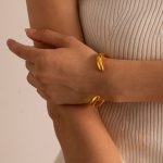 نمای نزدیک النگو آبکاری طلای ۱۸ عیار بدون نگین برند J&D کد JDB2308006