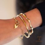 نمای نزدیک دستبند آبکاری طلای ۱۸ عیار نگین‌دار برند J&D کد JDB2403011