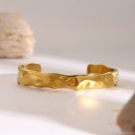 زاویه دیگر النگو استیل ضدزنگ آبکاری طلای ۱۸ عیار برند J&D کد GOLDENJDB2405006