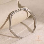 نمای نزدیک دستبند کاف آبکاری طلای سفید (رادیوم) برند J&D کد JDB2405015-S