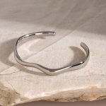 زاویه دیگر دستبند استیل ضدزنگ آبکاری طلای سفید (رادیوم) برند J&D کد JDB2405015-S