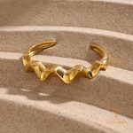 نمای نزدیک دستبند کاف آبکاری طلای ۱۸ عیار برند J&D کد GOLDJDB2405016