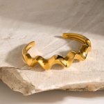 زاویه دیگر النگو استیل ضدزنگ آبکاری طلای ۱۸ عیار برند J&D کد GOLDJDB2405016
