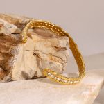 نمای نزدیک دستبند آبکاری طلای ۱۸ عیار نگین‌دار برند J&D کد JDB2407005