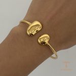 نمای نزدیک دستبند کاف آبکاری طلای ۱۸ عیار نگین‌دار برند J&D کد JDB2409004